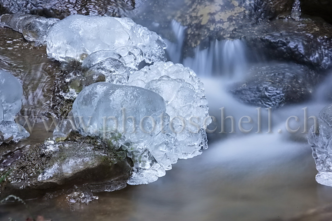 Forme de visage dans la glace du ruisseau