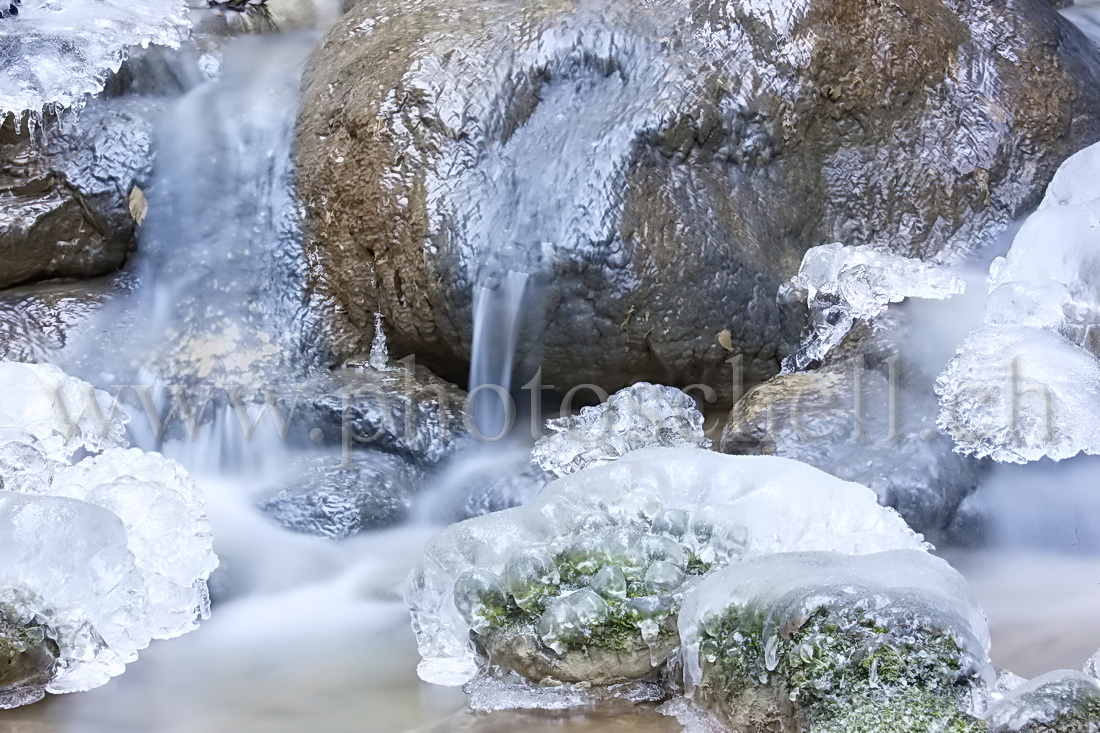 Petite chute d'eau au milieu de la glace