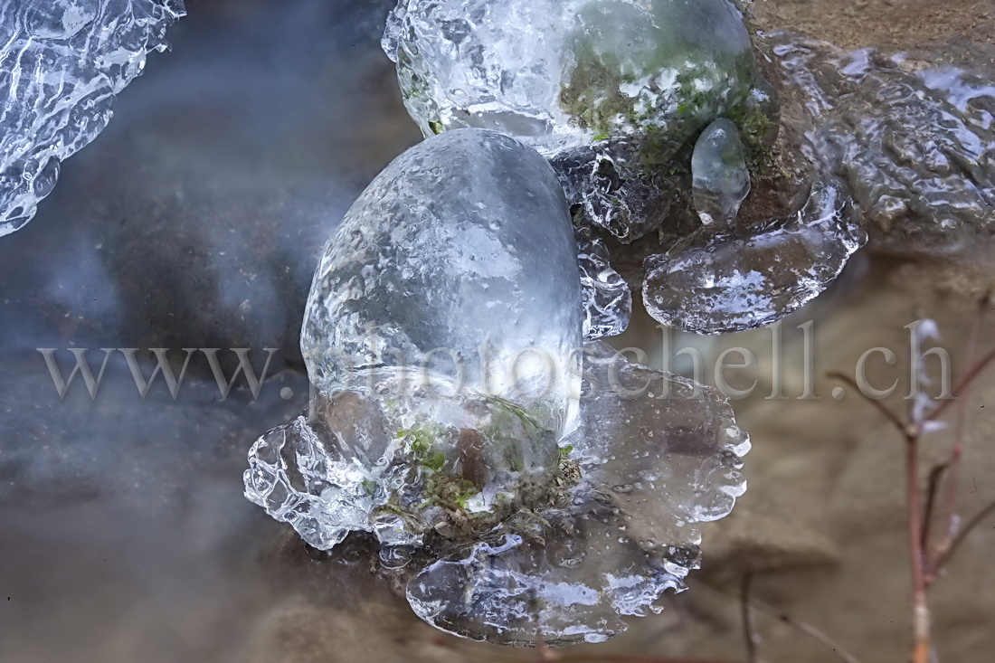 Boule de glace au-dessus du ruisseau