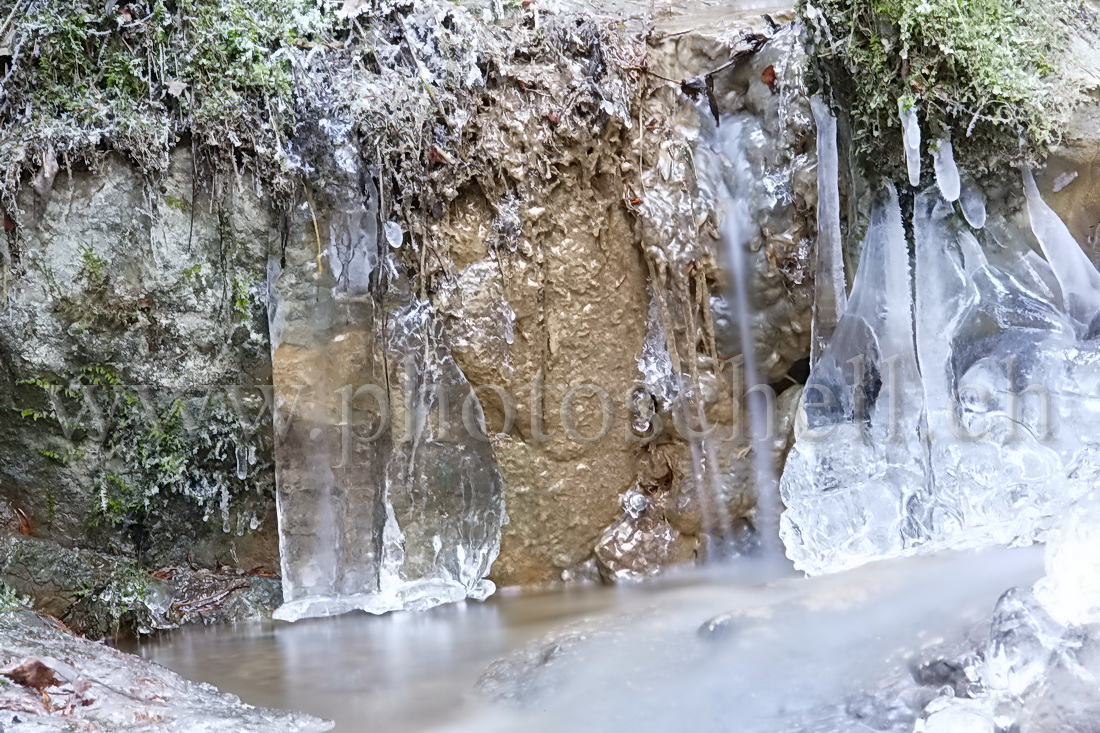 Colonne de glace et sa petite chute d\'eau