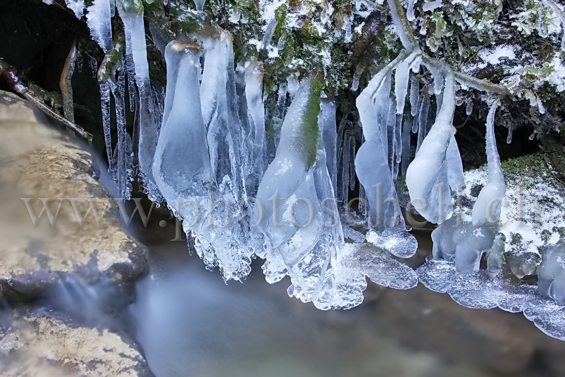 Sculptures de glaces au-dessus du ruisseau