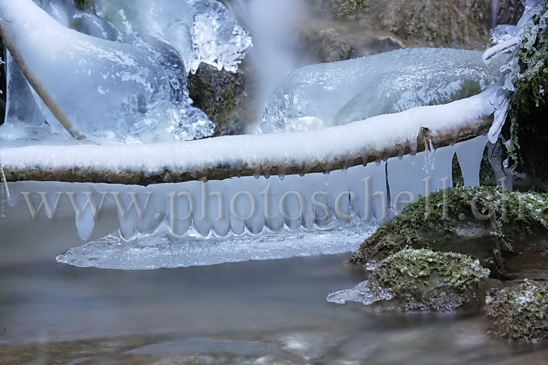 Sculptures de glaces au-dessus du ruisseau