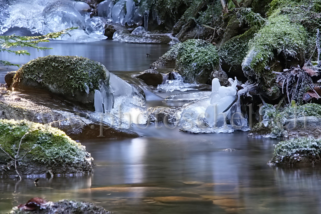 Reflets du soleil sur la glace du ruisseau