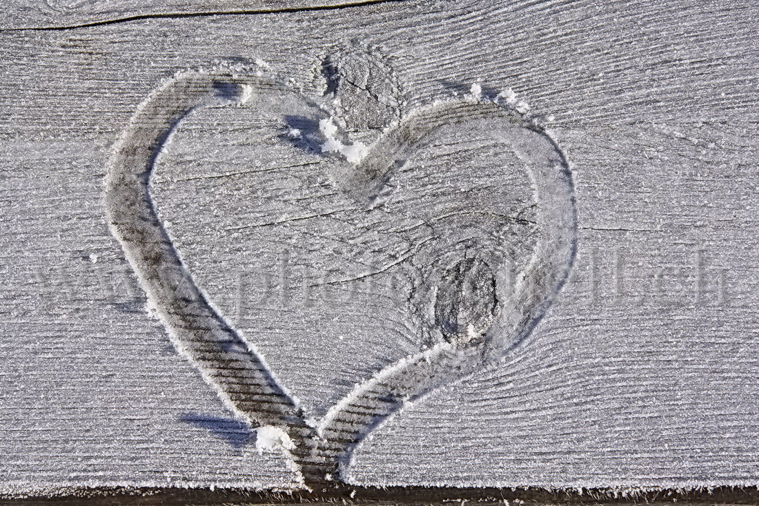 Coeur sur une planche givrée