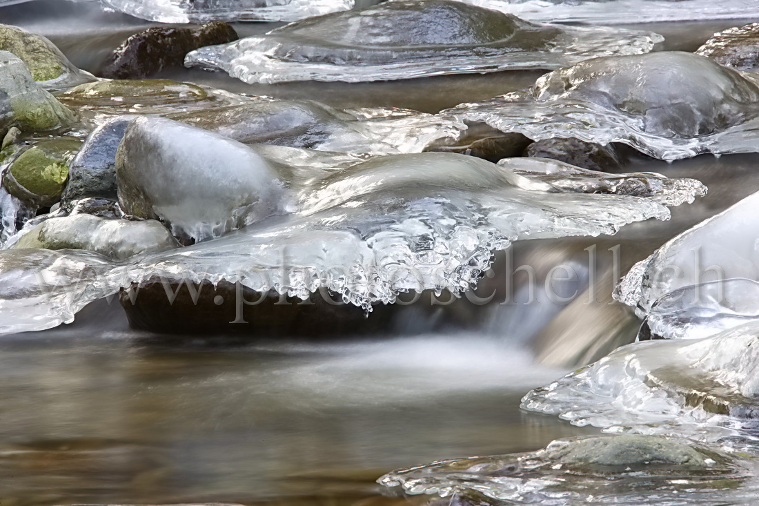 Couvercle de glace dans le ruisseau