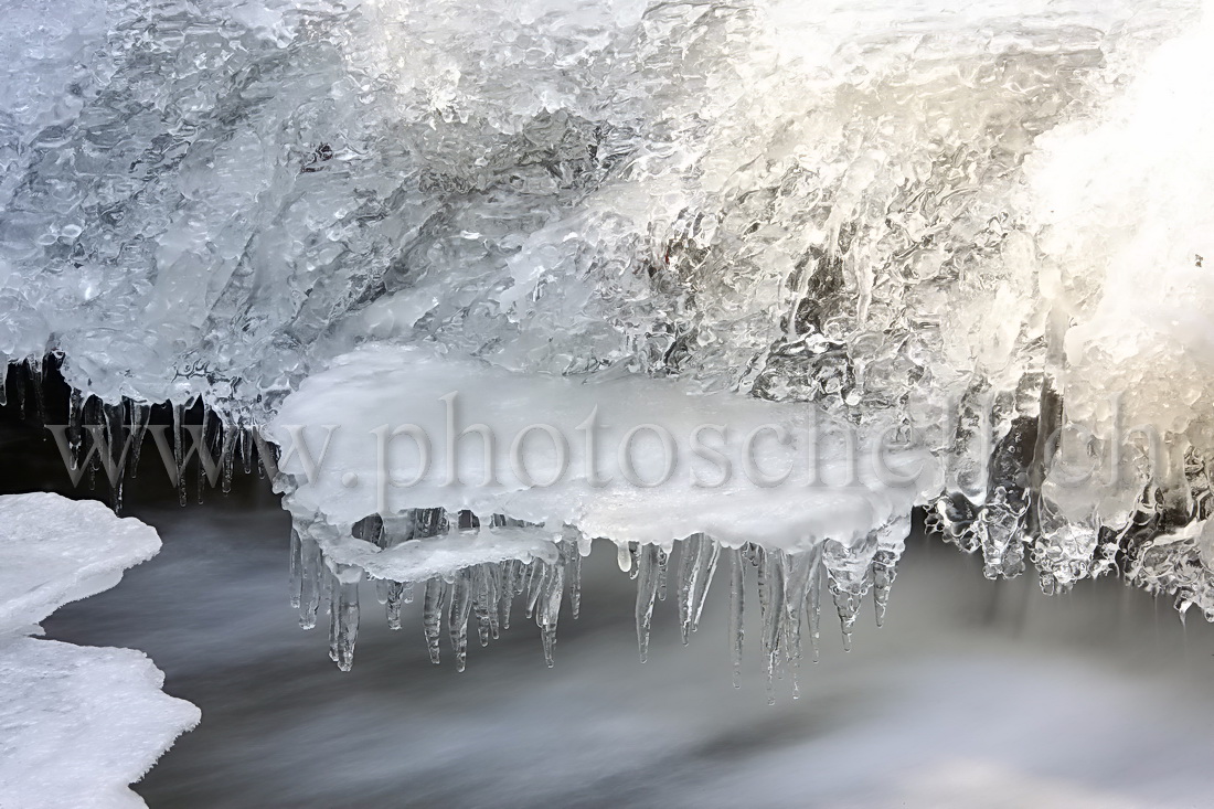 Avancée glacée et ses stalagtites