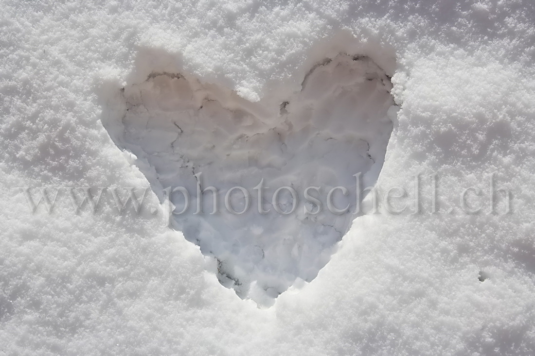 Empreinte de coeur dans la neige