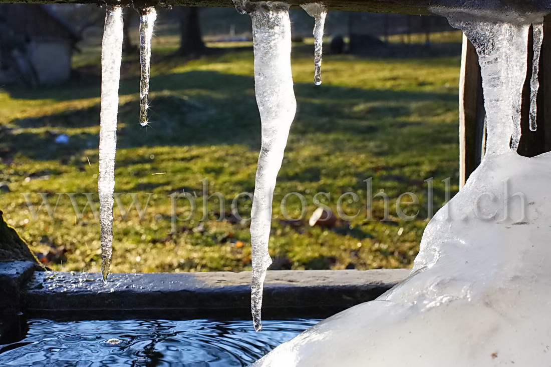 Reflets du soleil dans une stalagmite de glace