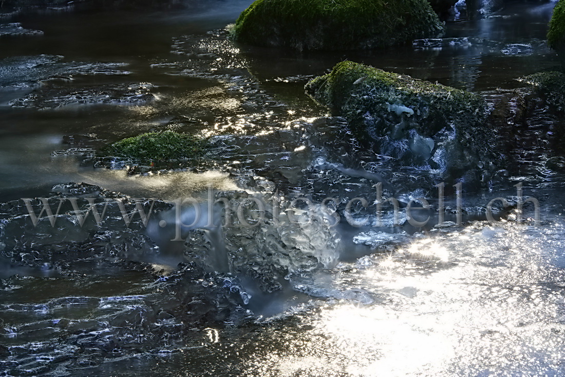 Reflets du soleil dans le ruisseau glacé