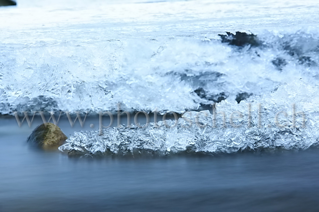 Glace affleurant l'eau