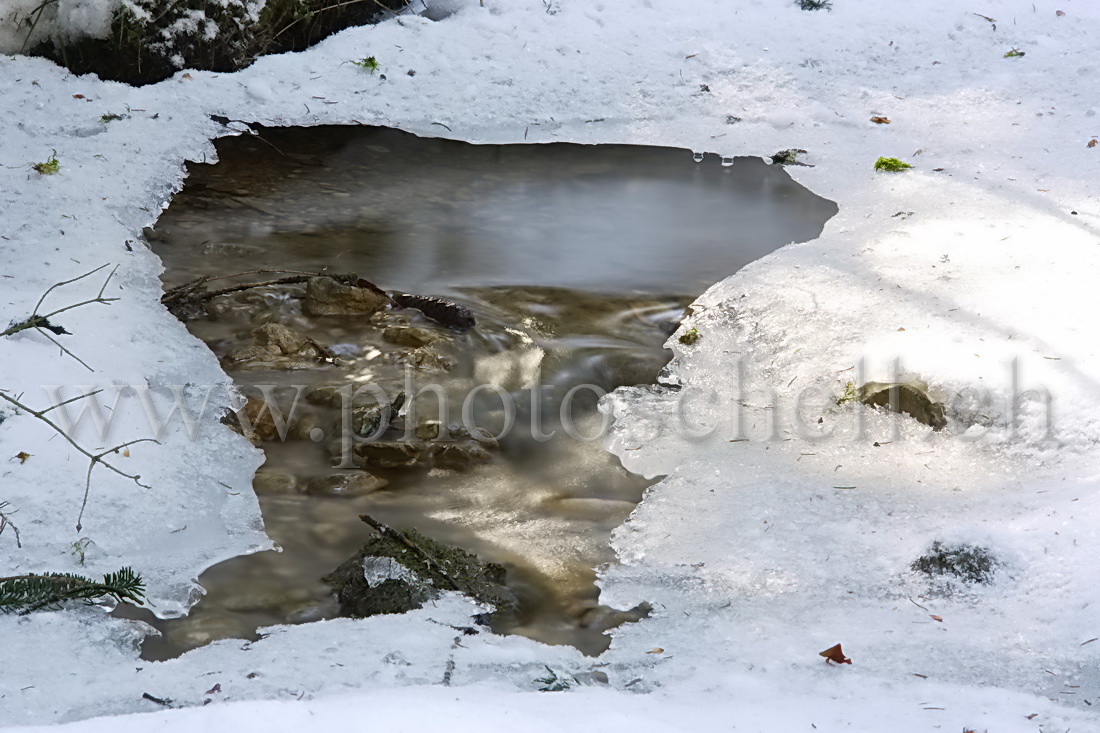 Glace  au-dessus du ruisseau