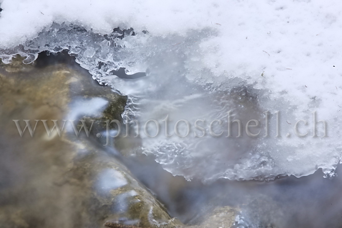 Glace  au-dessus du ruisseau