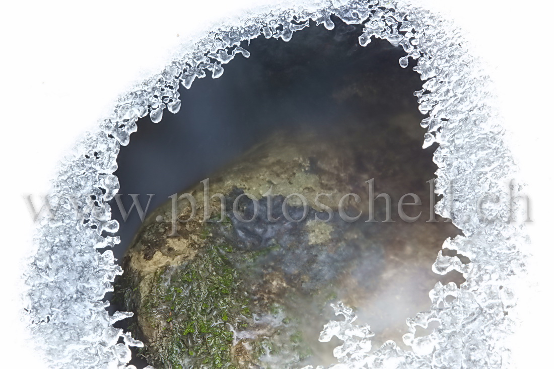 Glace au-dessus du ruisseau