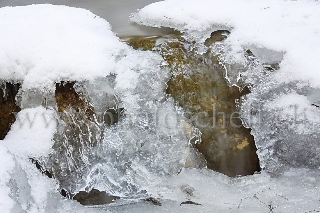 Glace au-dessus du ruisseau