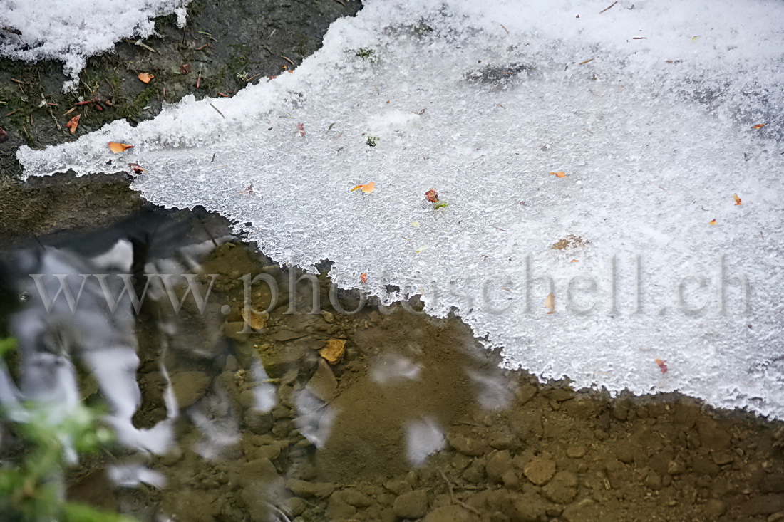 Ruisseau et ses formes de glace