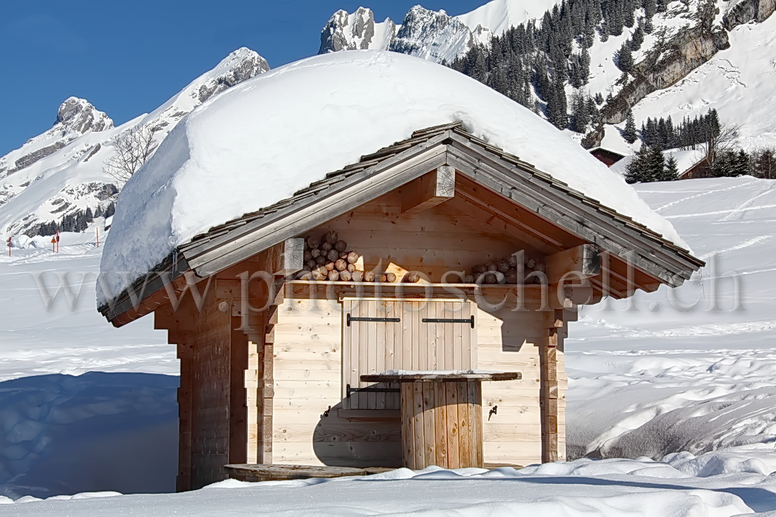 Cabanon sous la neige