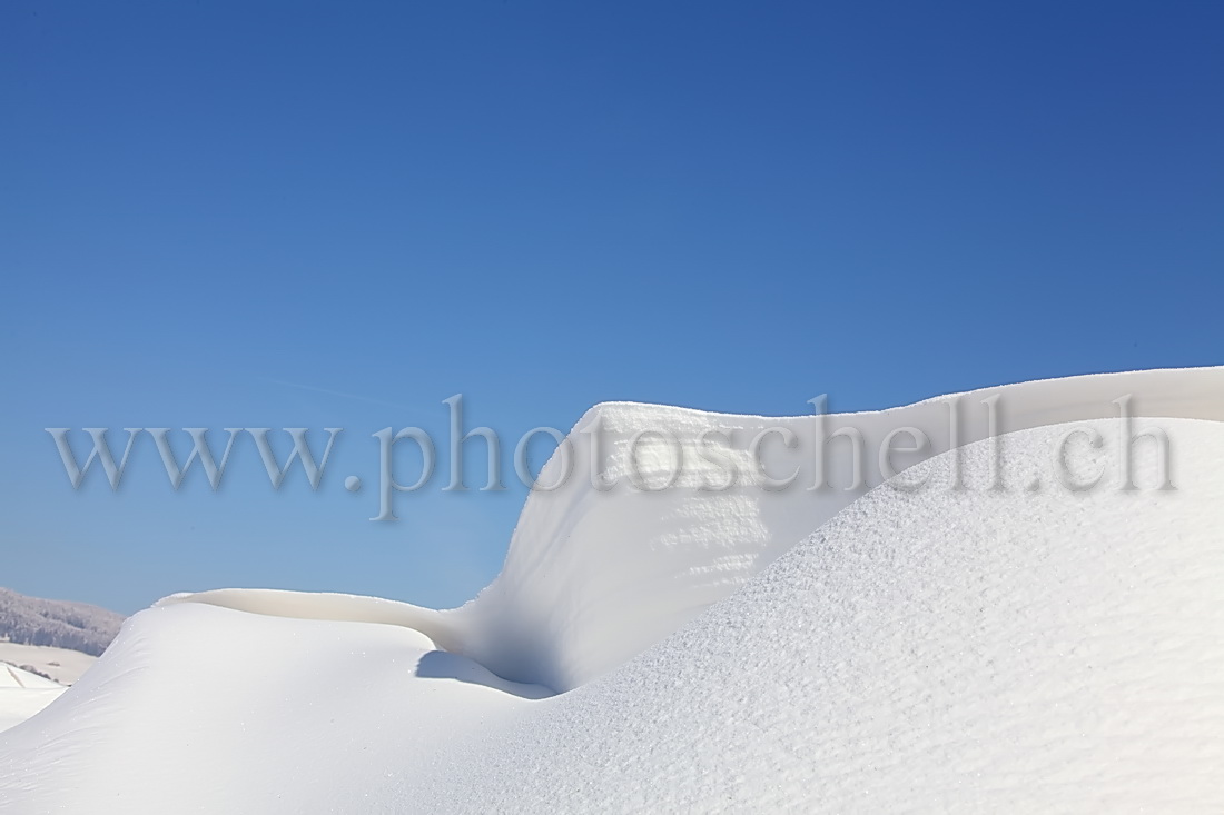 Formes de neige sculptées par le vent