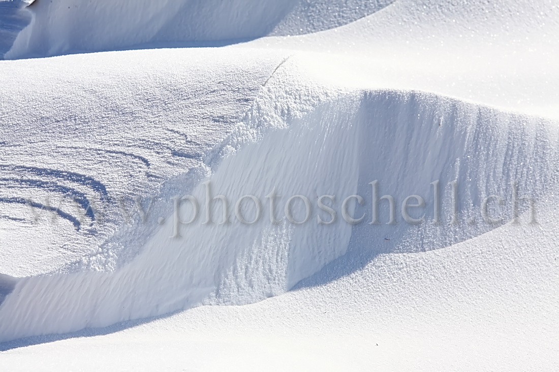 Formes de neige sculptées par le vent