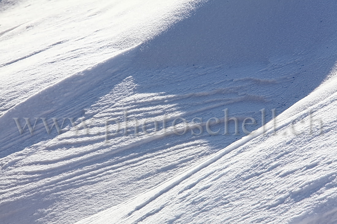 Formes de neige sculptées par le vent