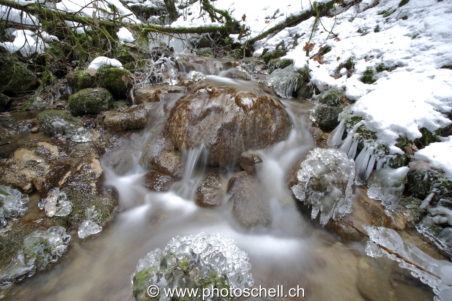 Chutes d'eau et de glace dans le Gerignoz