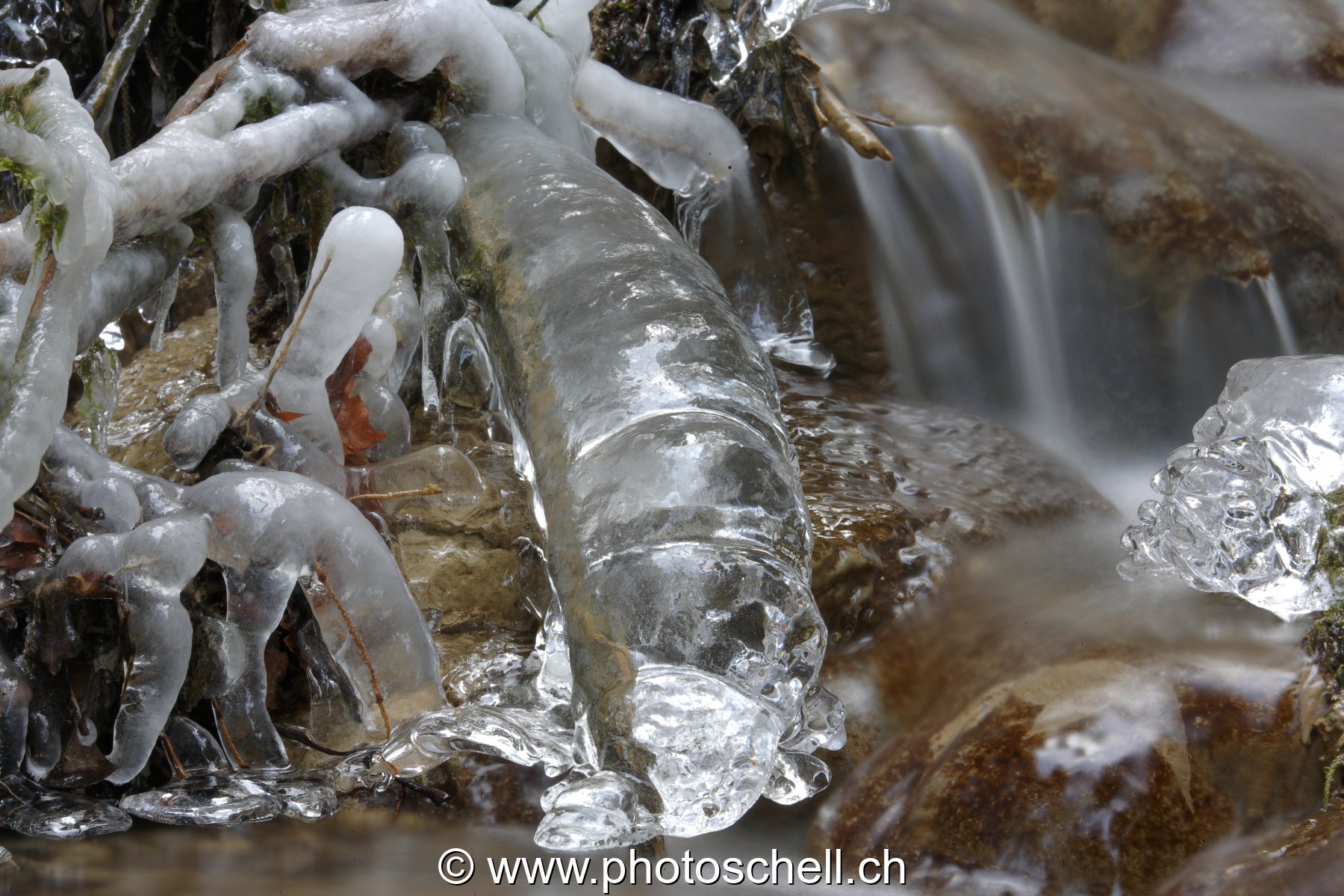 Chutes d'eau et de glace dans le Gerignoz