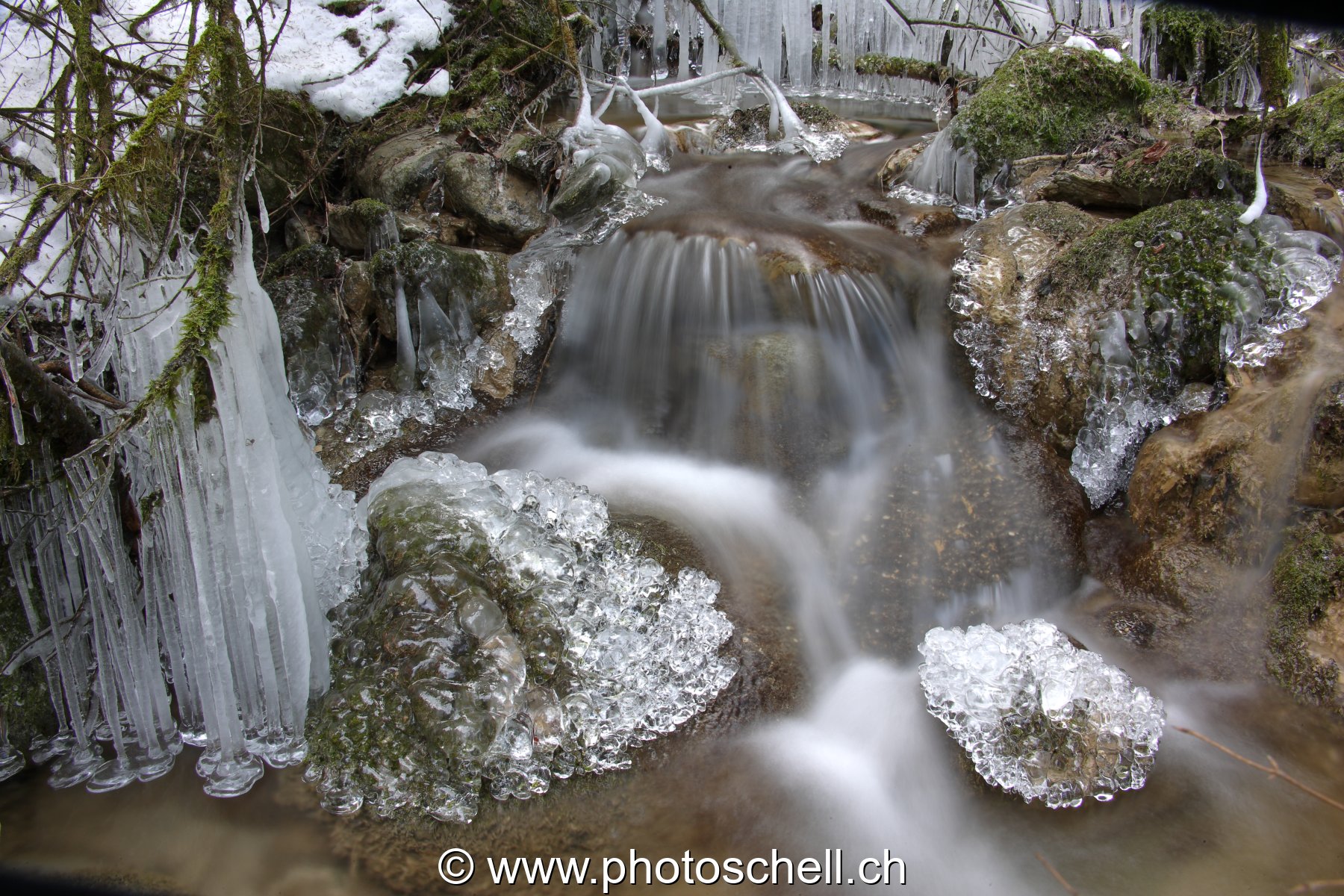 Chutes d'eau et de glace dans le Gerignoz