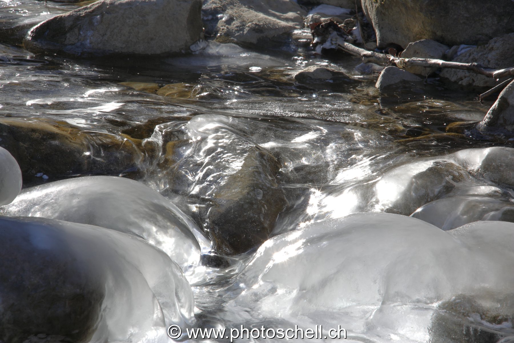Cours d'eau glacé en contre-jour