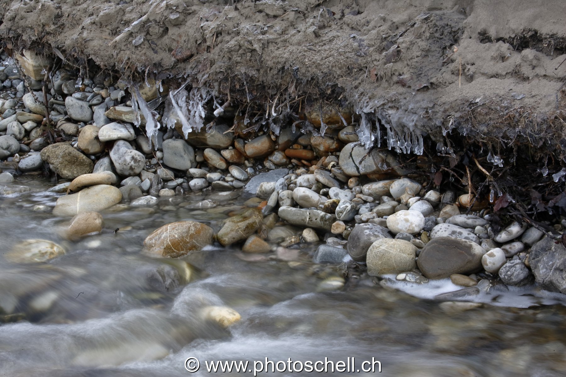 Formes de glace dans le lac de Gruyère