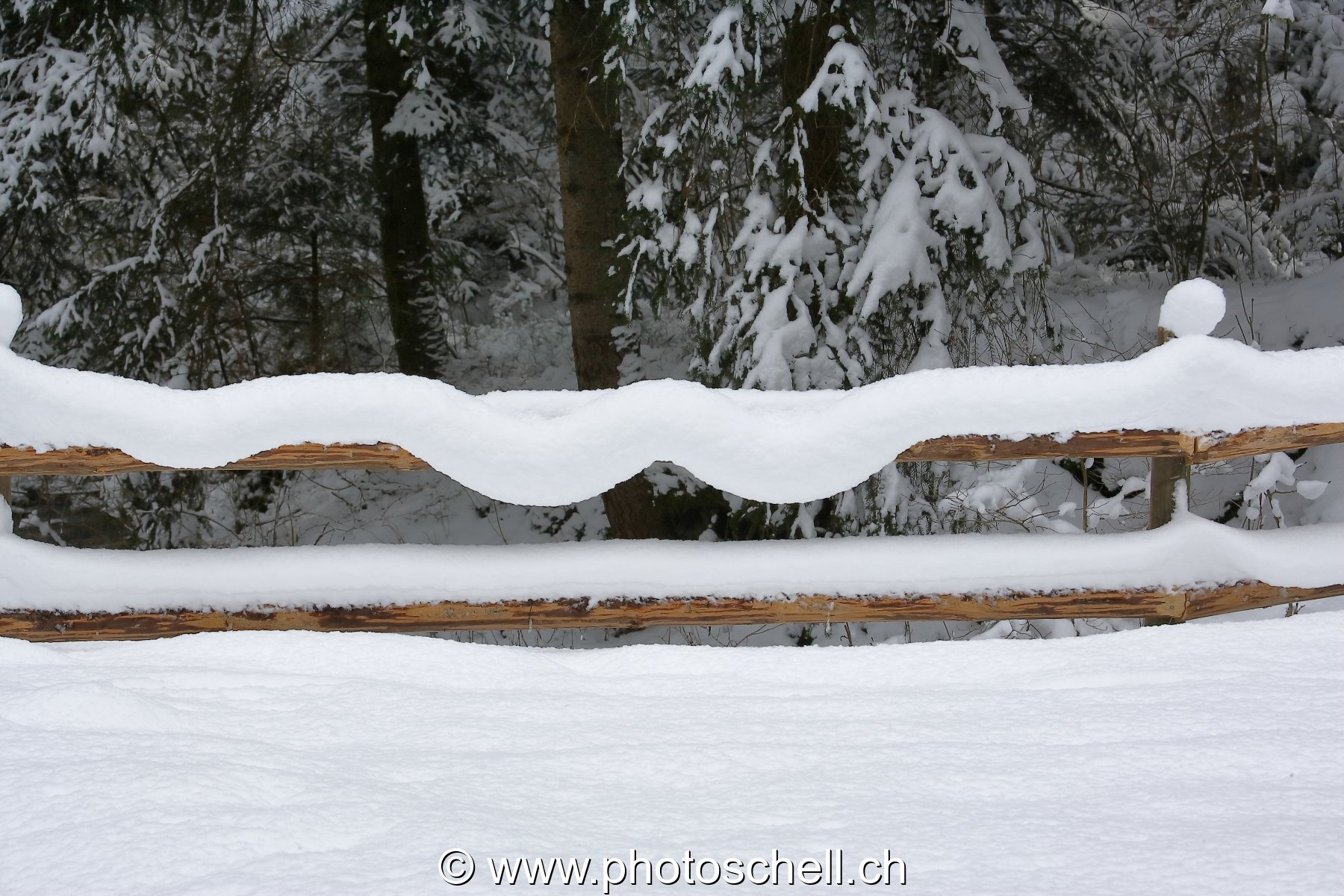 Formes de neige une rembarde de bois