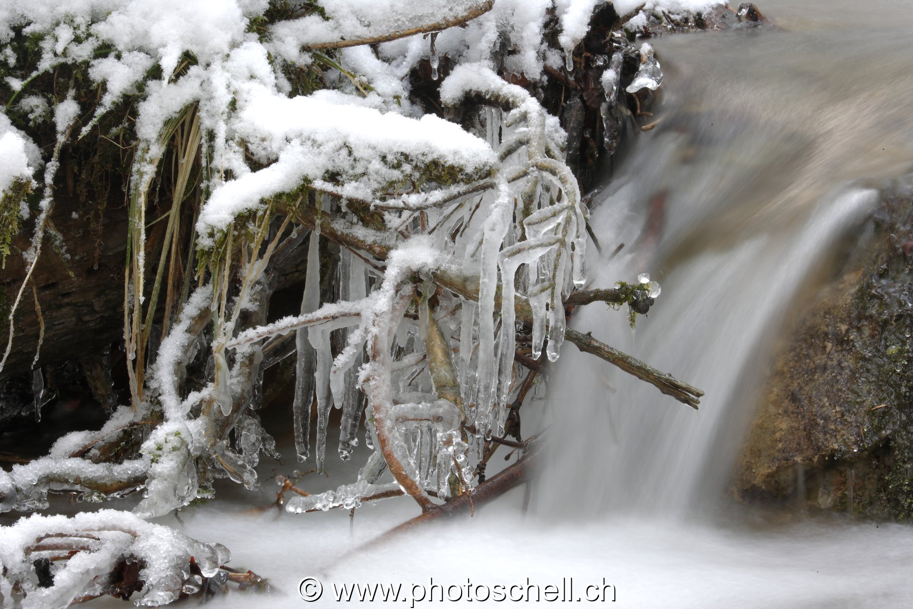 Petites cascades avec leurs sculptures de glace