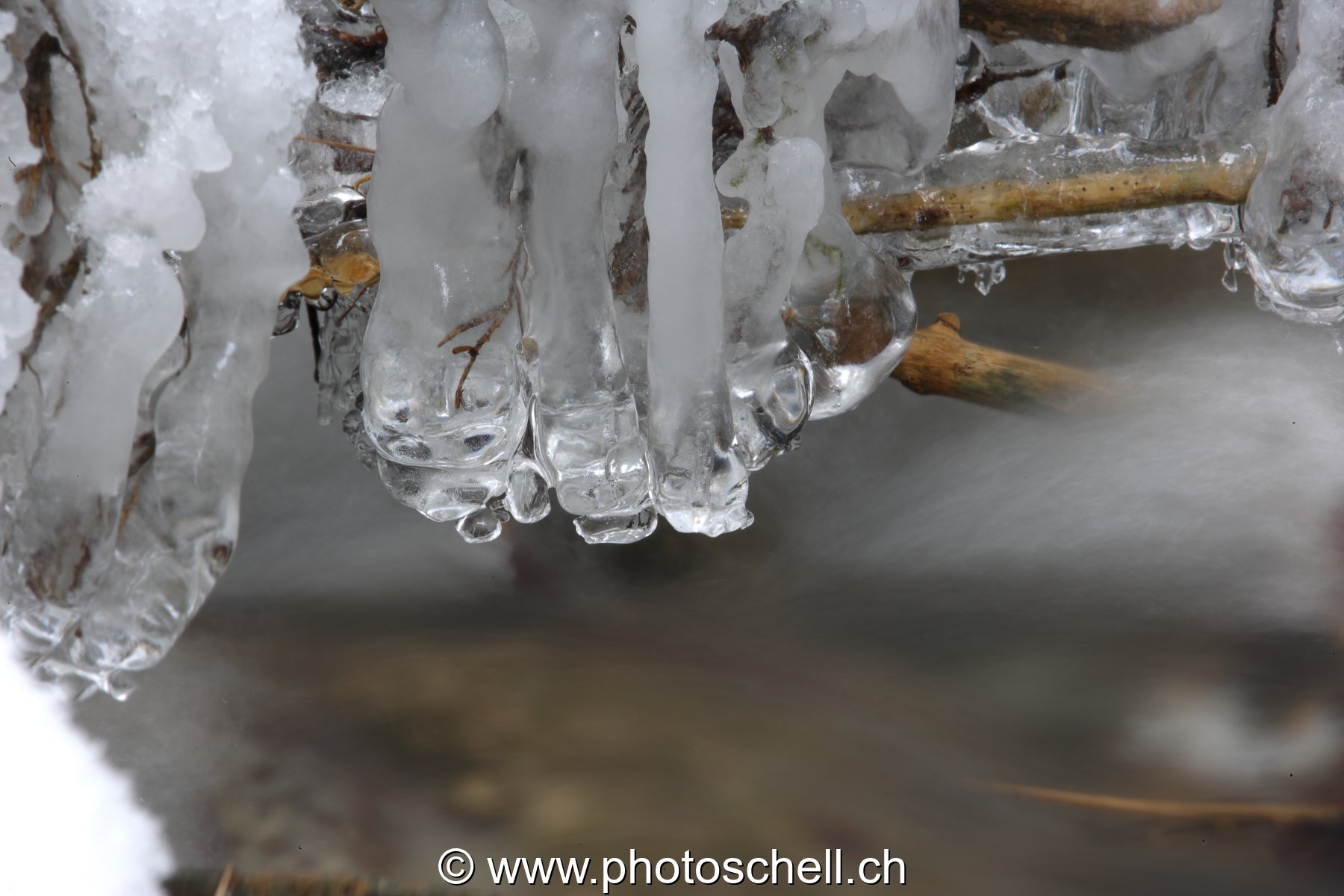 Petites cascades avec leurs sculptures de glace