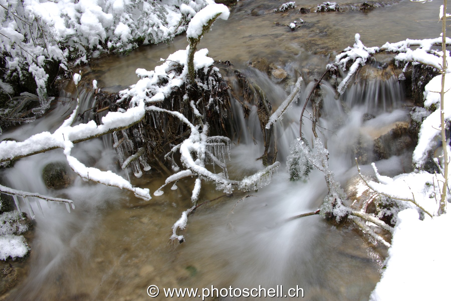 Petites cascades avec leurs sculptures de glace