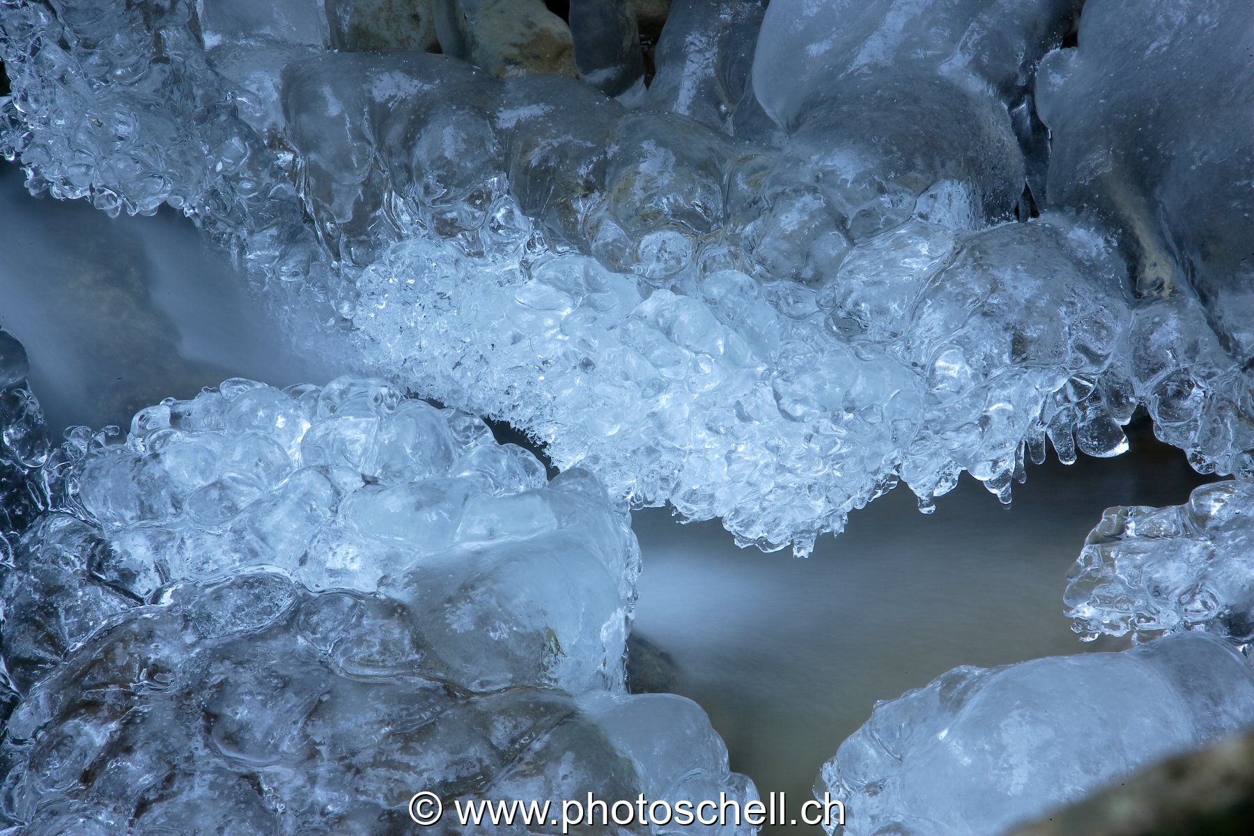 Sculptures de glaces au-dessus du ruisseau