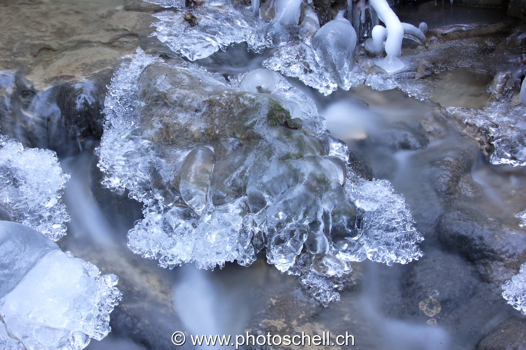 Sculptures de glaces au-dessus du ruisseau