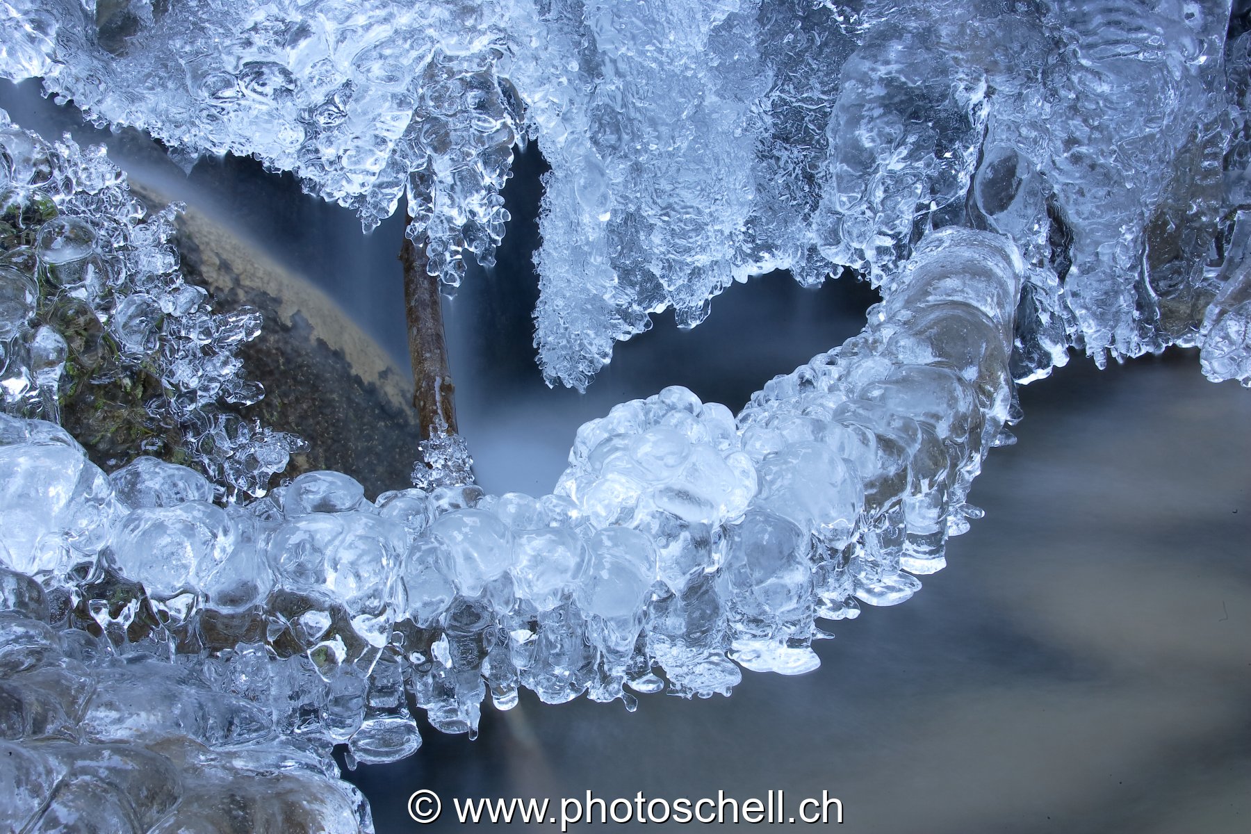 Sculptures de glaces au-dessus du ruisseau