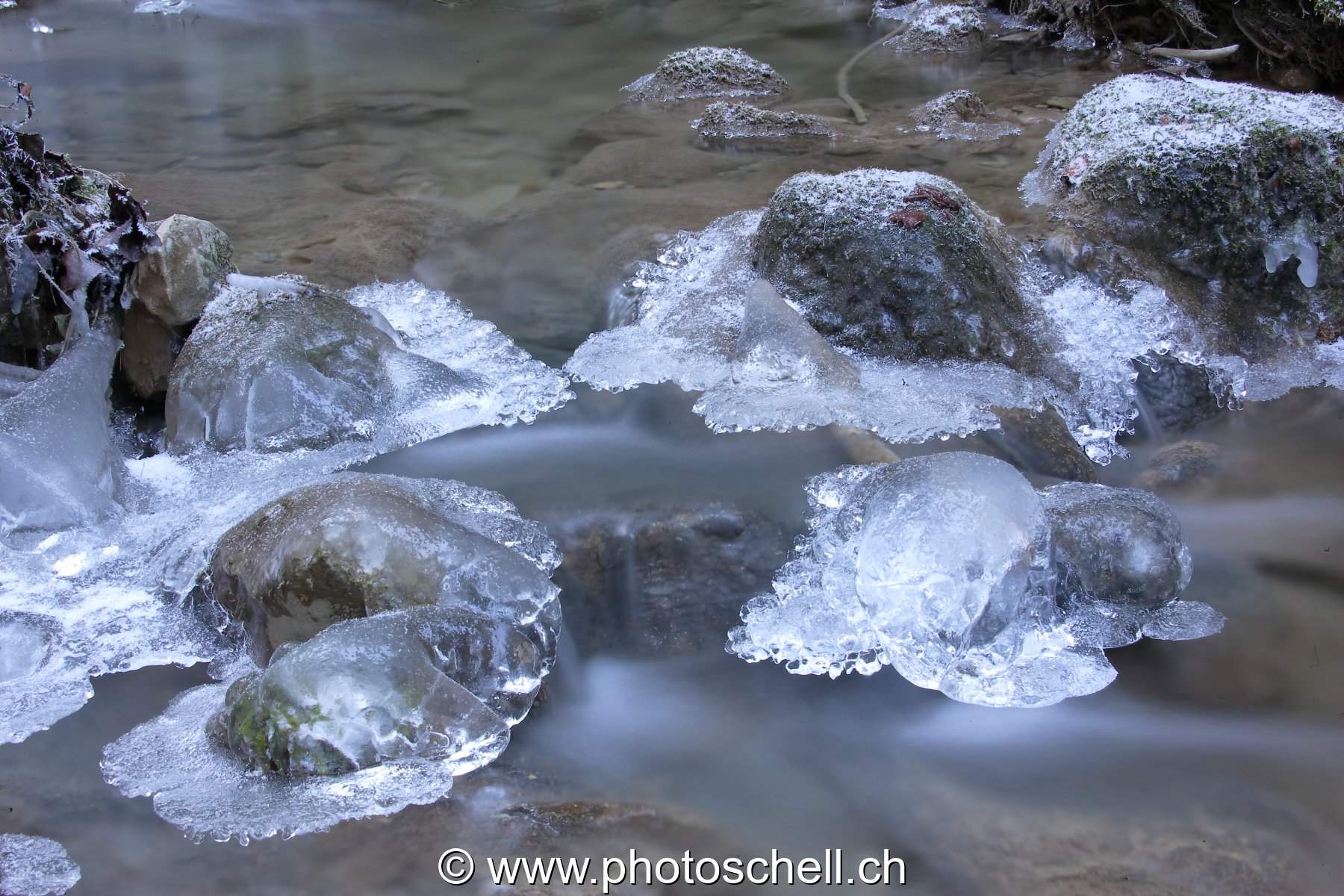 Sculptures de glaces sur les cailloux