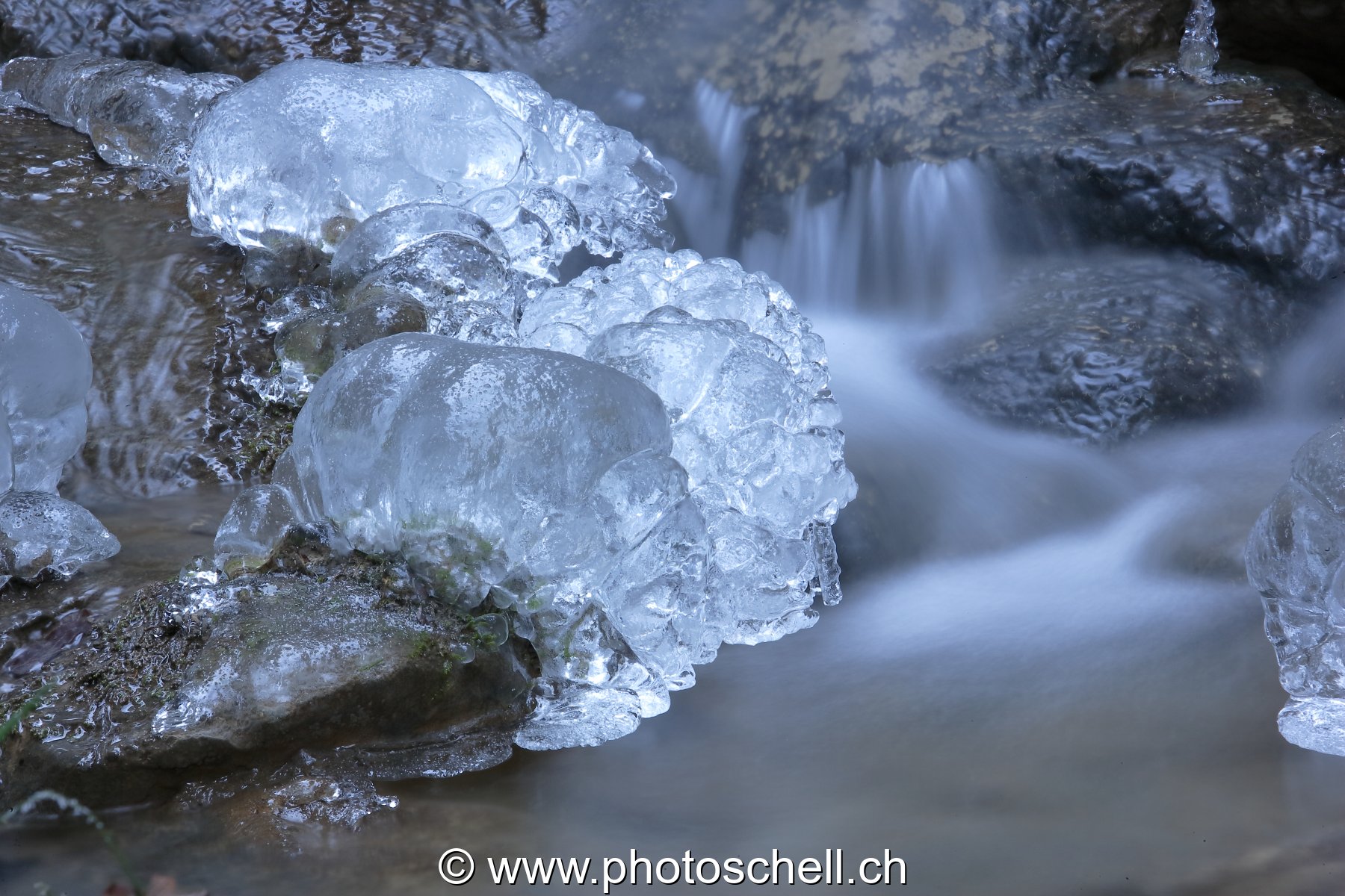 Forme de visage dans la glace du ruisseau