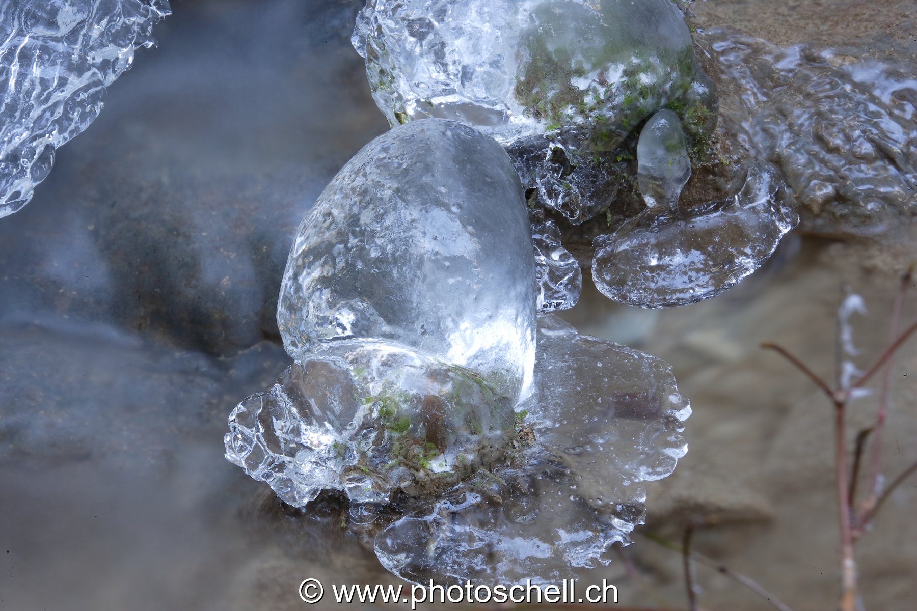 Boule de glace au-dessus du ruisseau