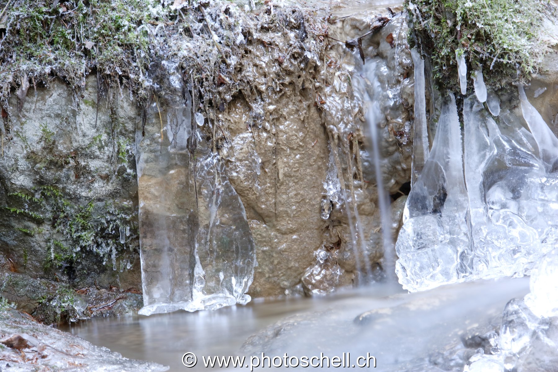 Colonne de glace et sa petite chute d'eau