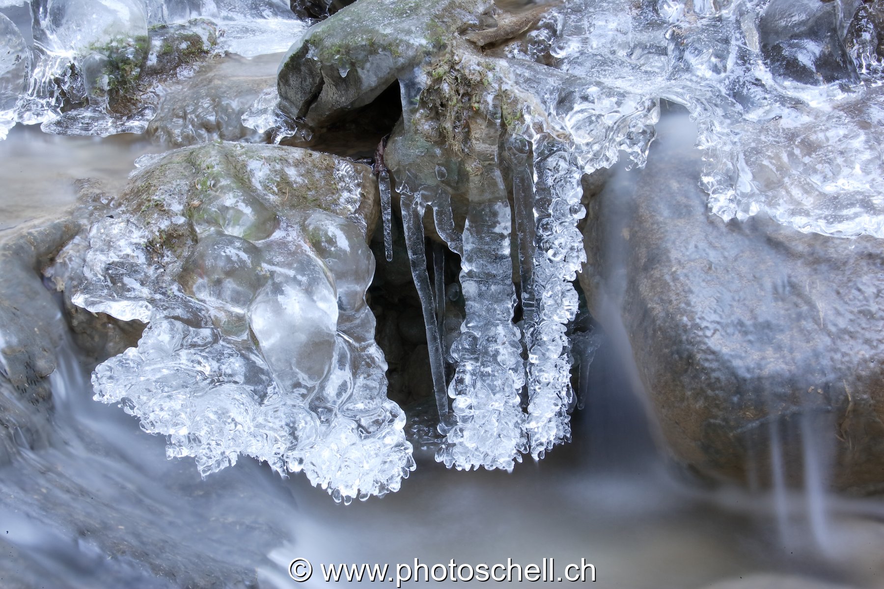 Colonne de glace et sa petite chute d'eau