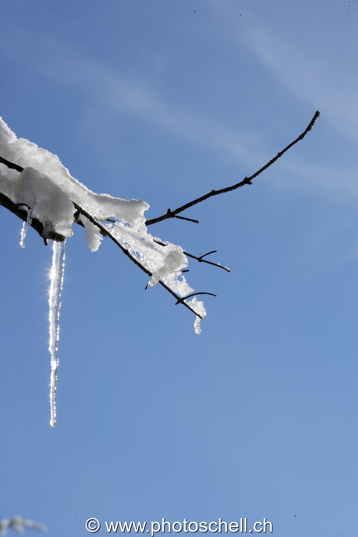 Reflets du soleil dans une stalagmite de glace