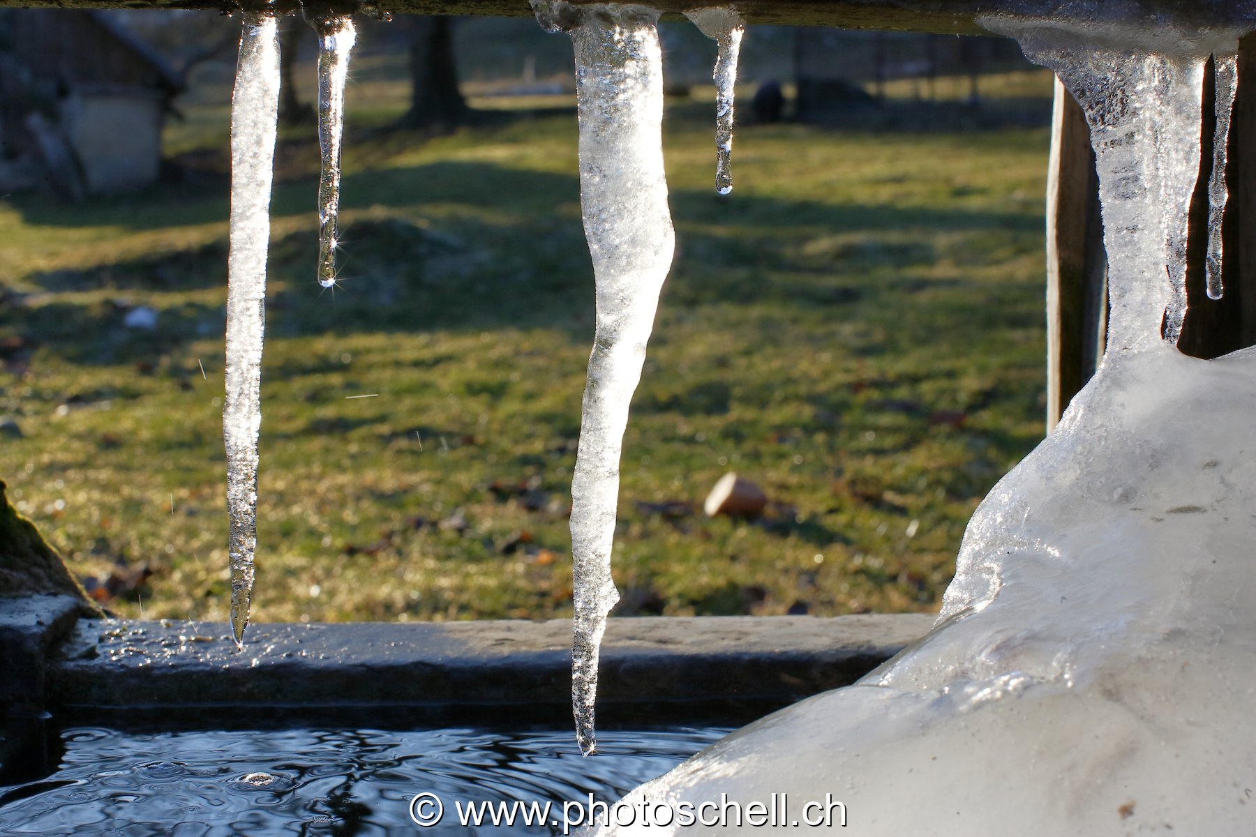 Reflets du soleil dans une stalagmite de glace