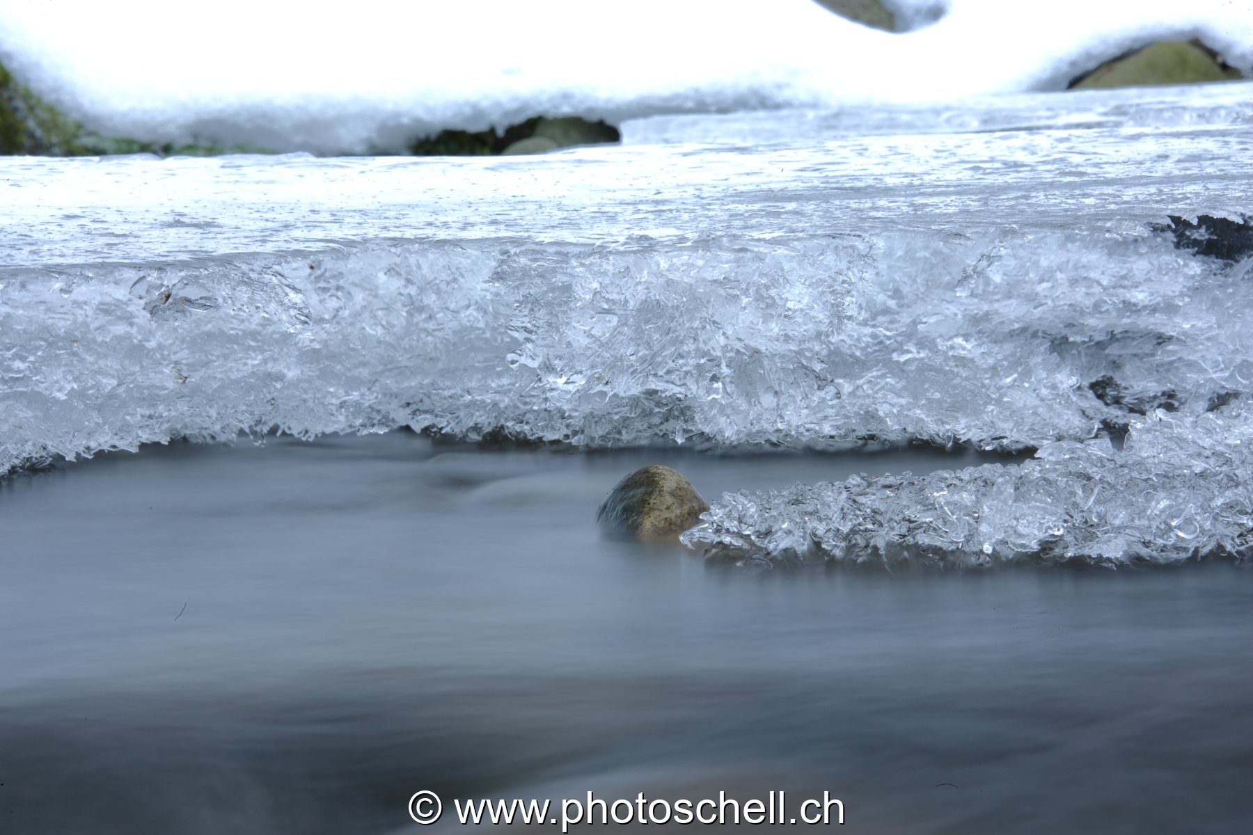 Glace affleurant l'eau