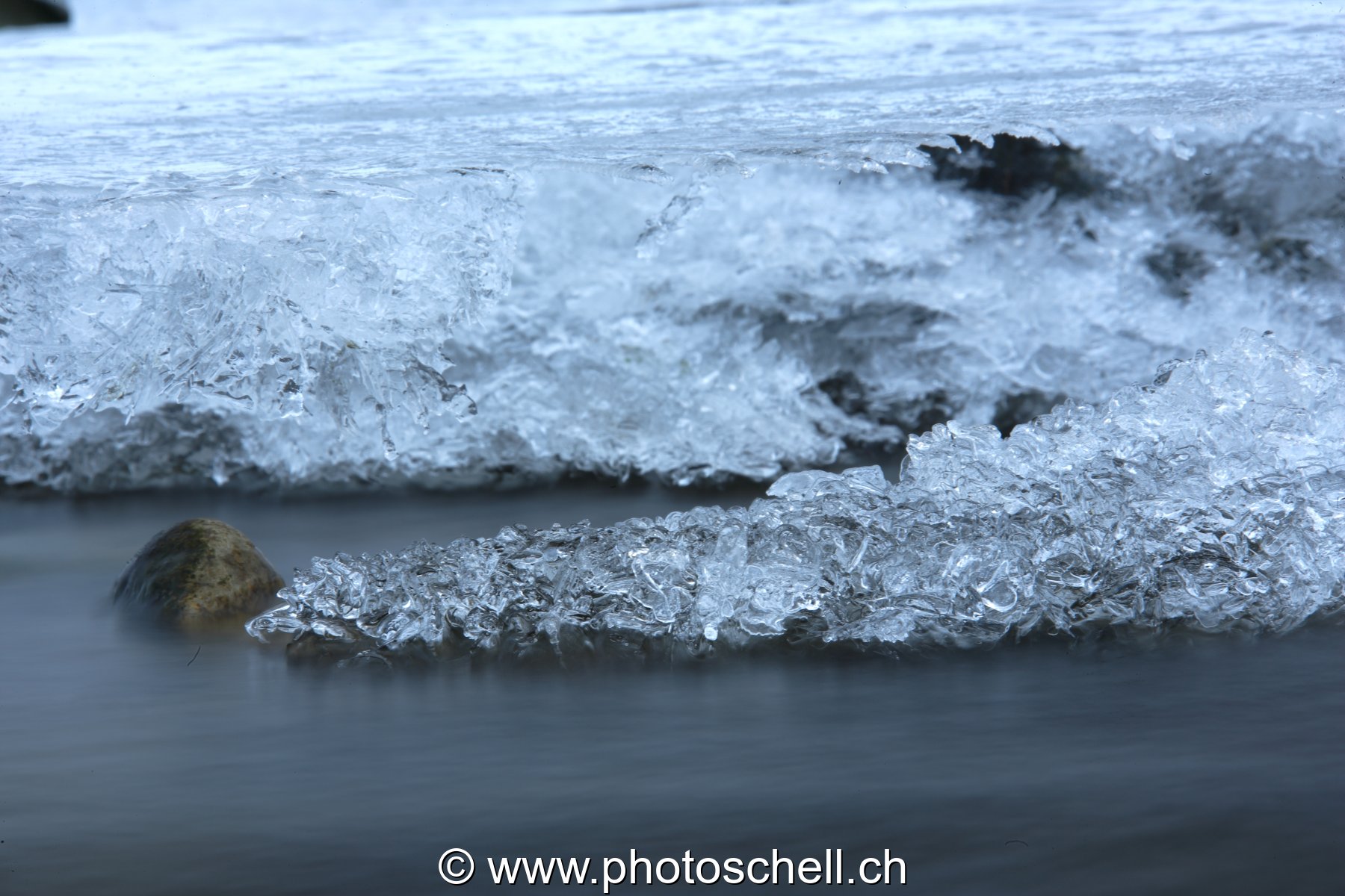 Glace affleurant l'eau