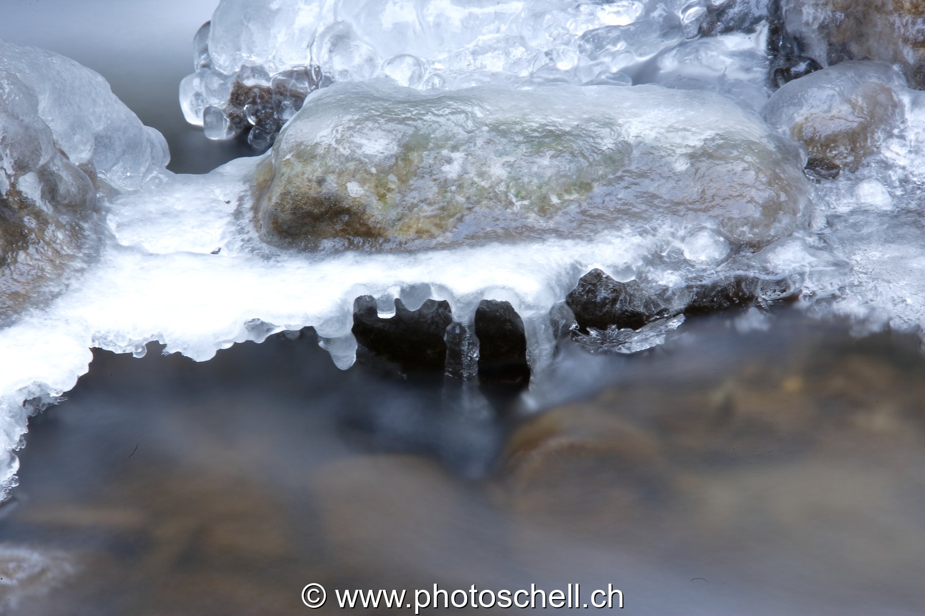 Ruisseau et ses sculptures de glace