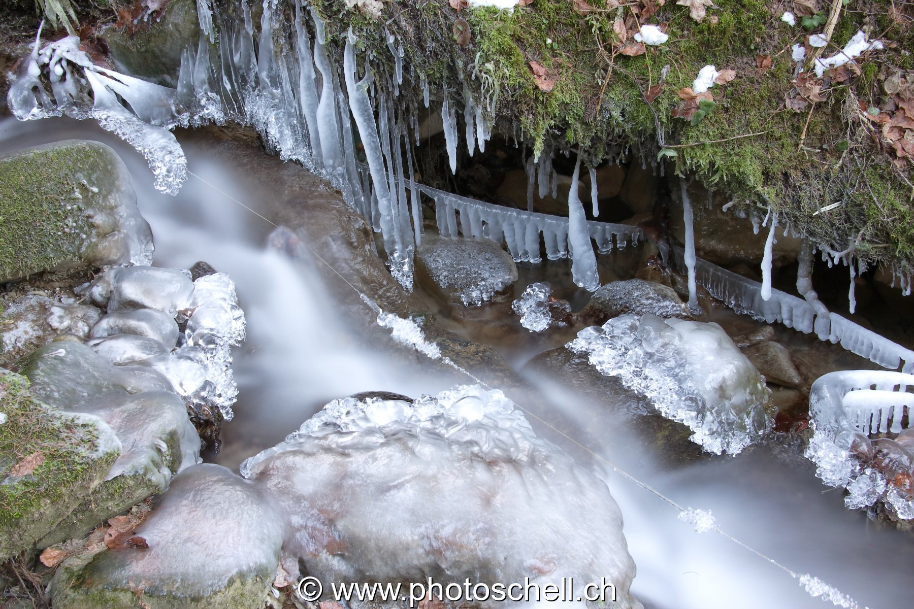 Ruisseau et ses sculptures de glace