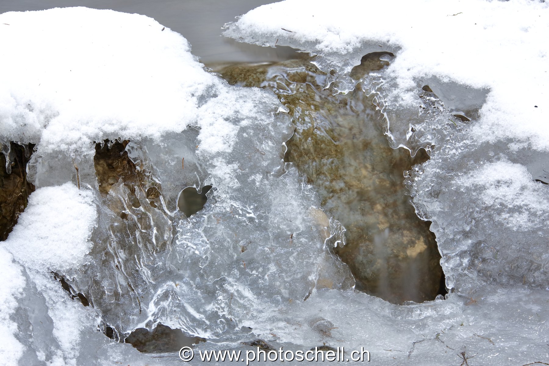 Glace au-dessus du ruisseau