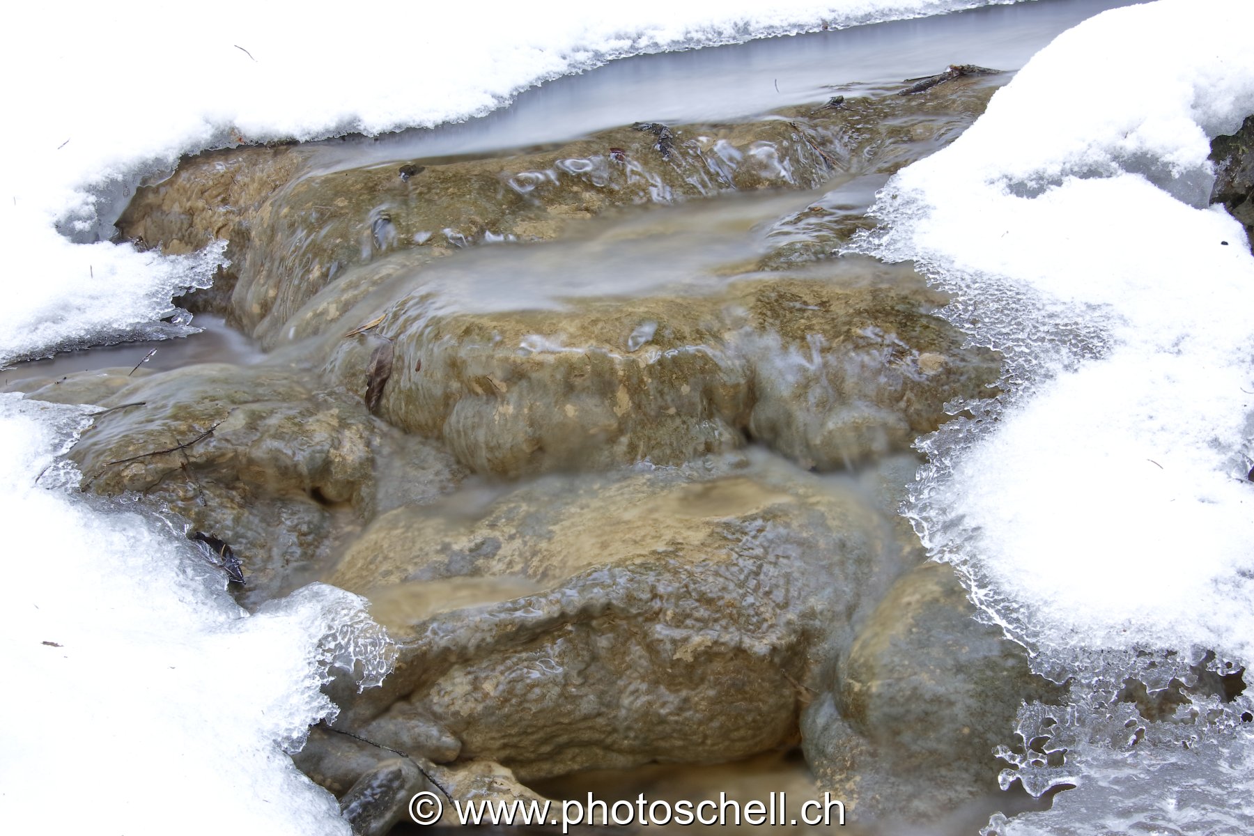Glace au-dessus du ruisseau