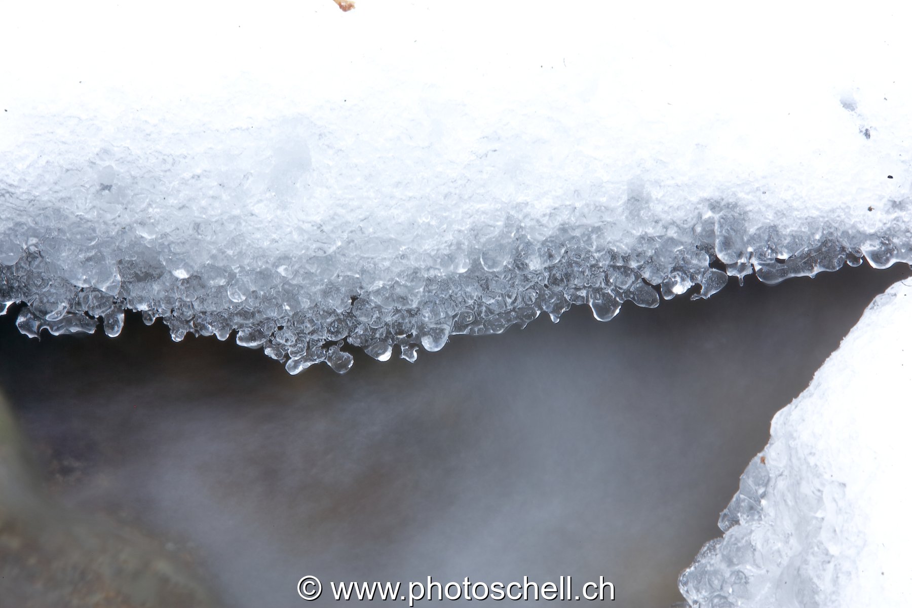 Glace affleurant l'eau