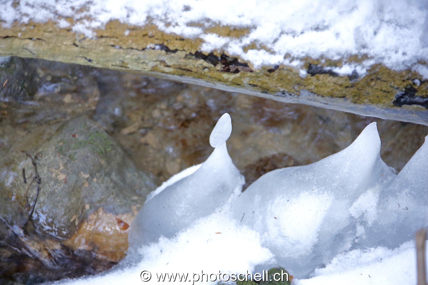 Ruisseau et ses formes de glace